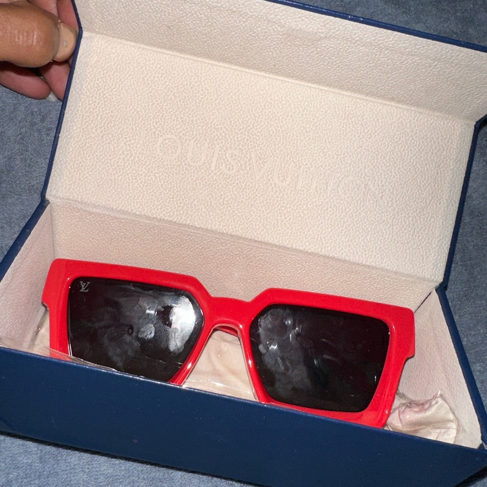 LOUIS VUITTON SHADES 😎🫣 - Picture 3 of 4